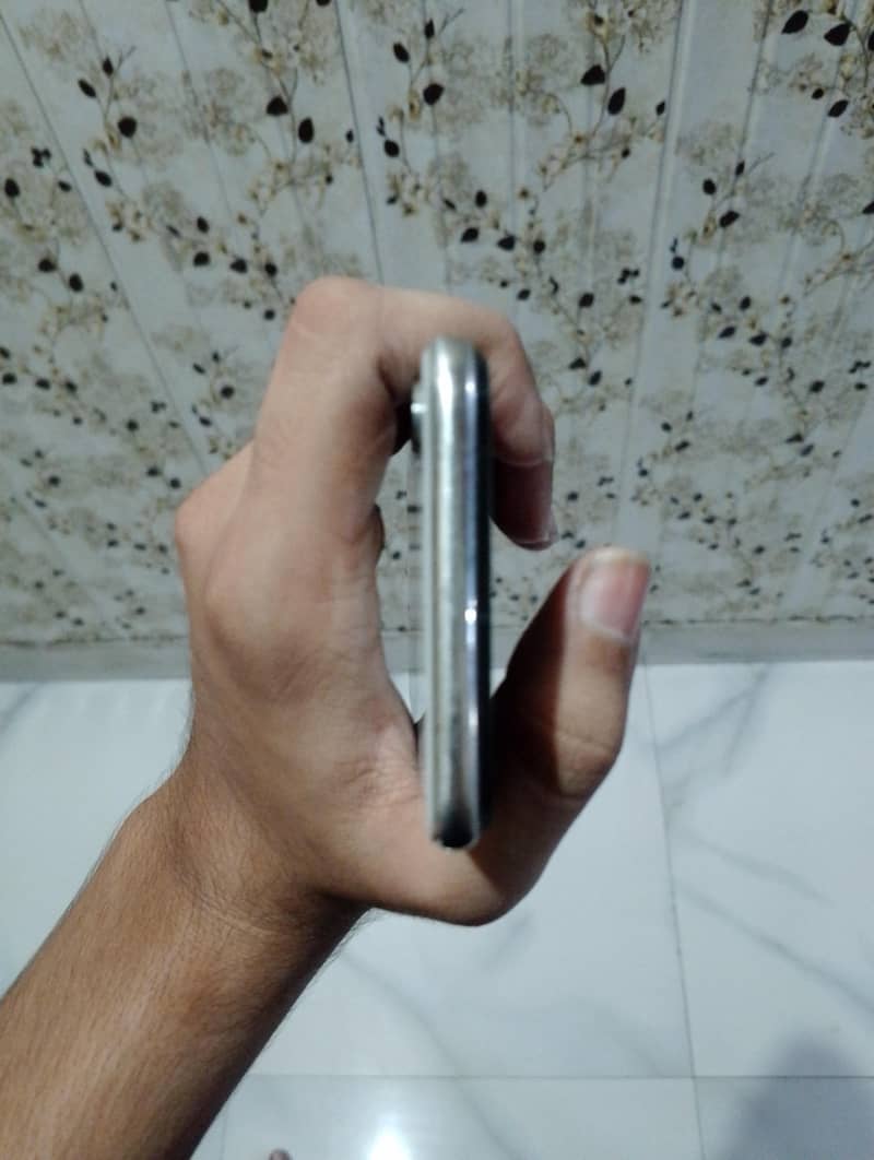 Apple iPhone X 4