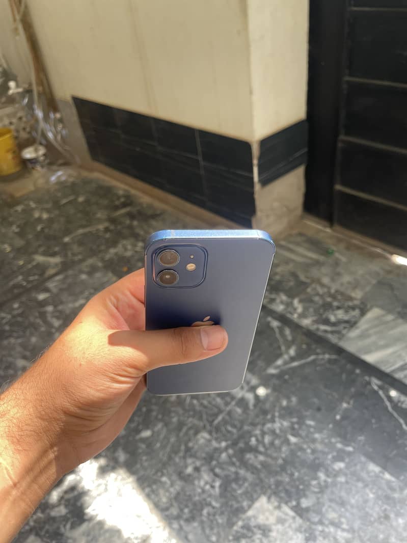 Apple iPhone 12 4