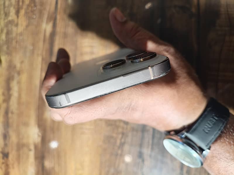 Apple iPhone 16 Pro Max 6