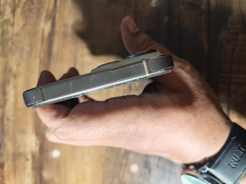 Apple iPhone 16 Pro Max 7