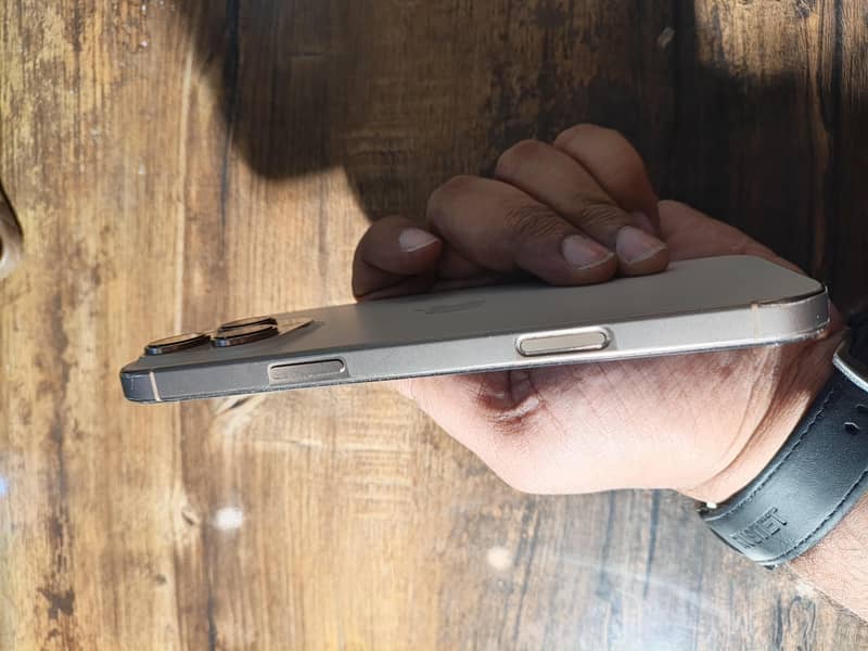 Apple iPhone 16 Pro Max 9