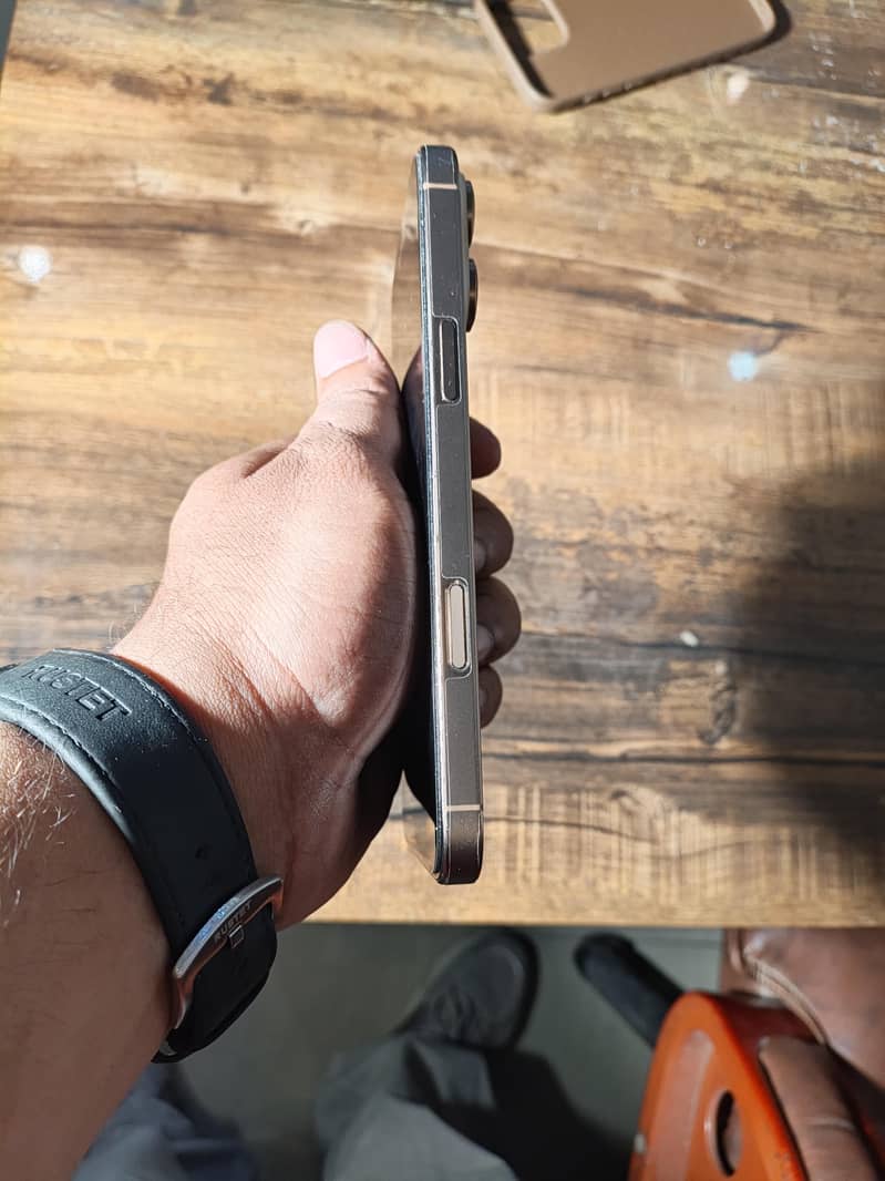 Apple iPhone 16 Pro Max 10