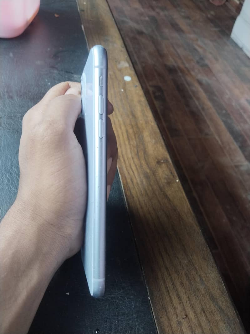 Apple iPhone 11 4