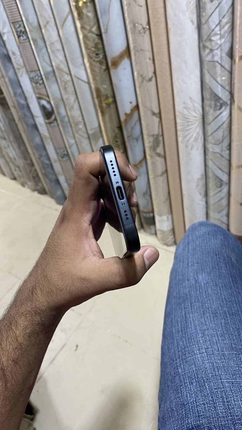 Apple iPhone 15 4