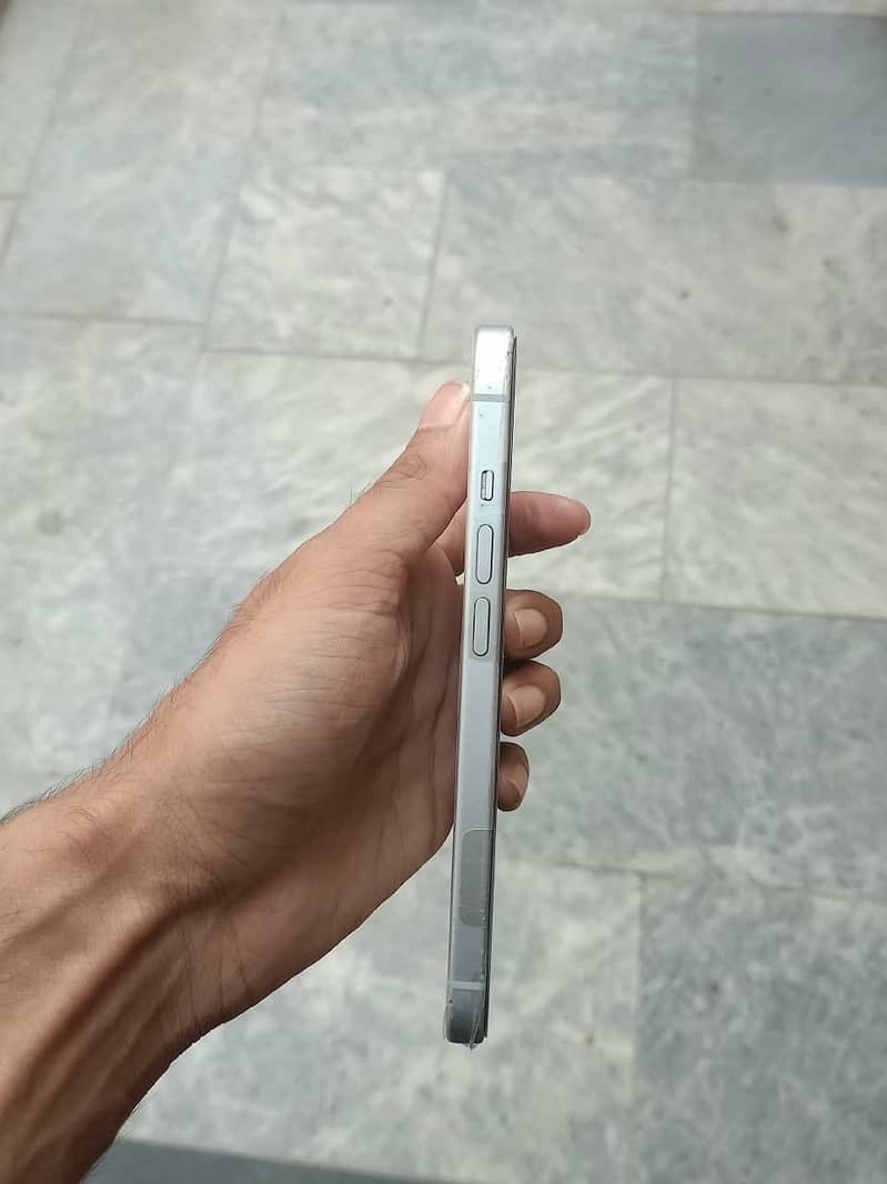 Apple iPhone 15 4
