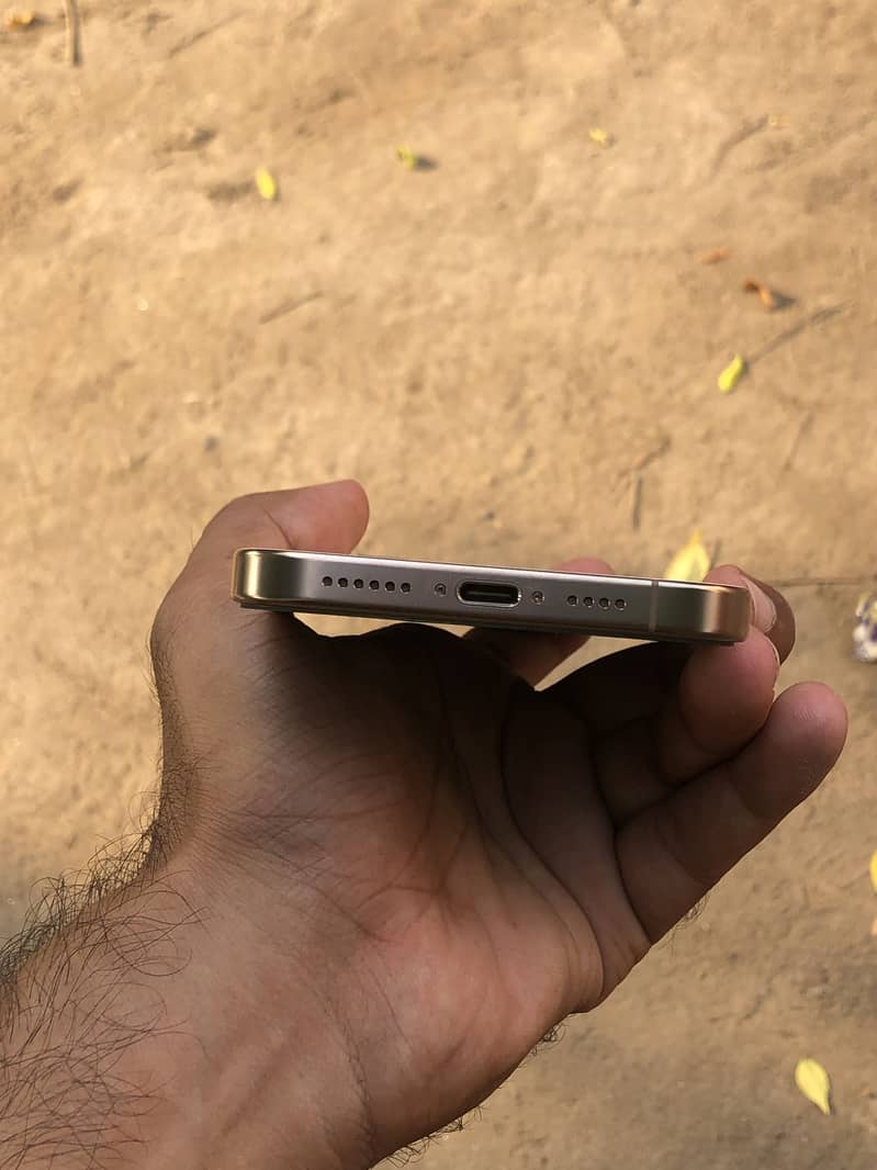 Apple iPhone 16 Pro Max 4