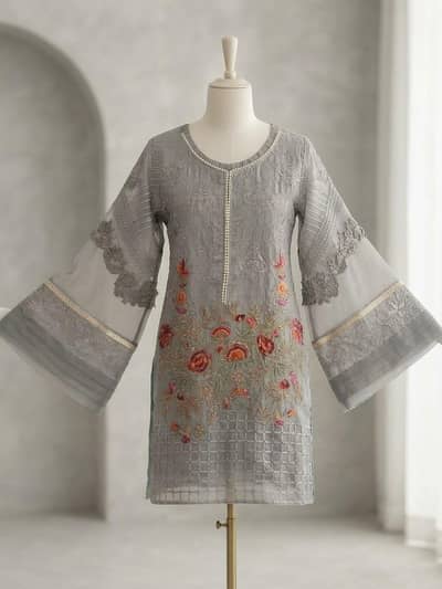 Khubsurat grey outfit jo har event ke liye hai perfect