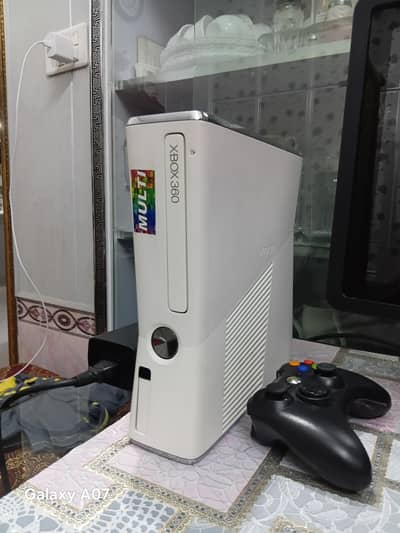 Xbox 360 slim pristine edition + 1 geniune controller + 1 power supply