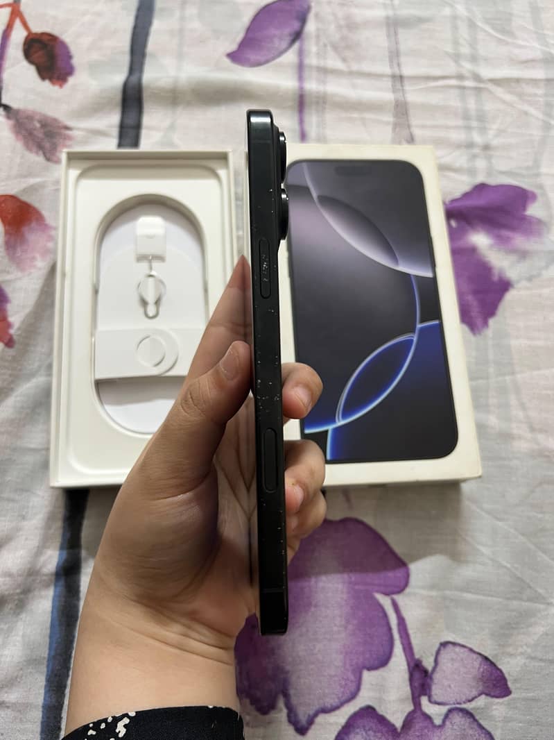 Apple iPhone 16 Pro Max 1