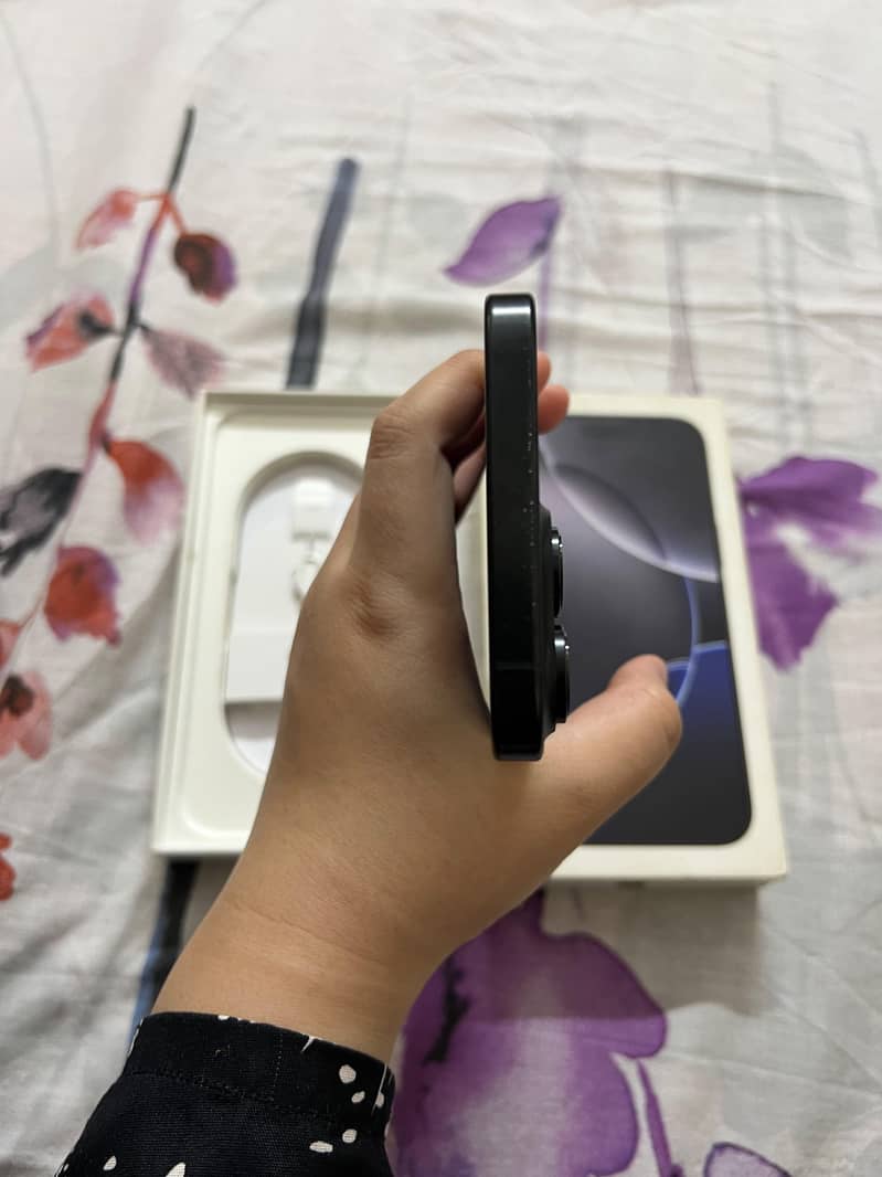 Apple iPhone 16 Pro Max 4