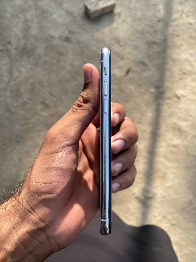 Apple iPhone X 4