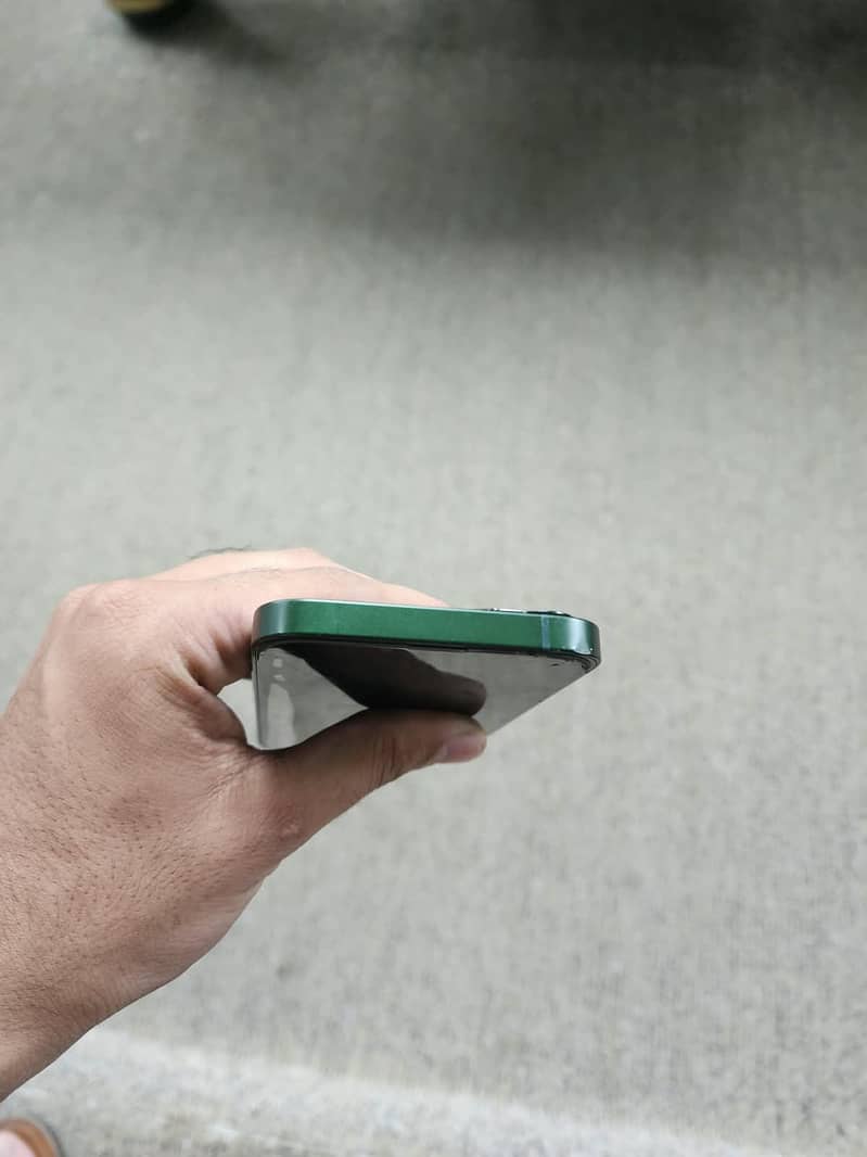 Apple iPhone 13 4