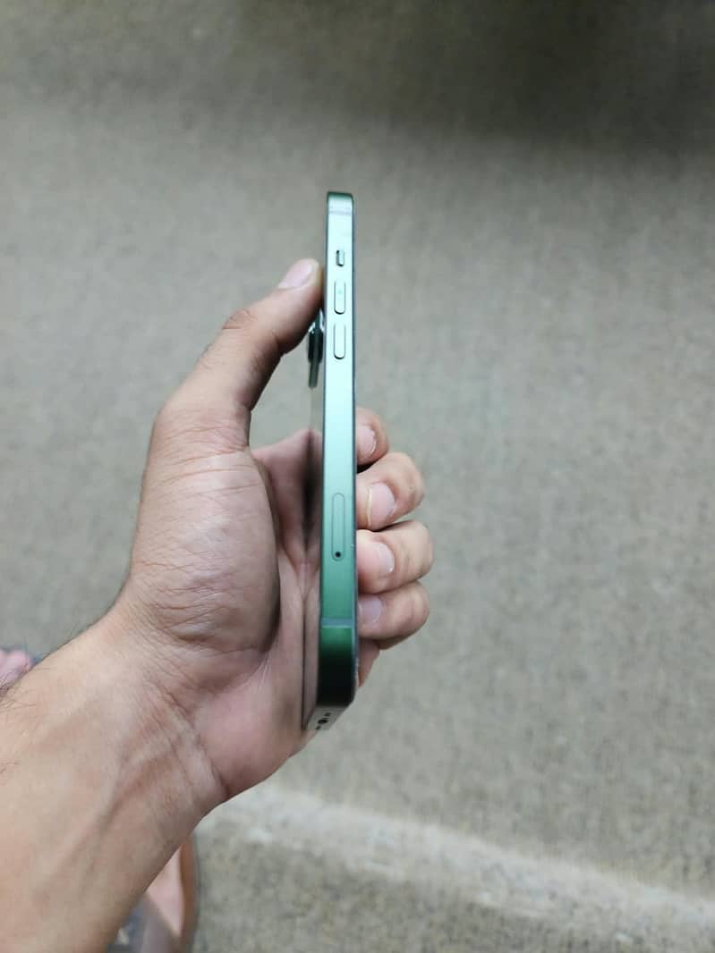 Apple iPhone 13 5