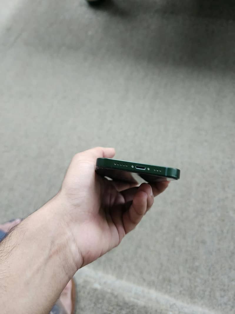 Apple iPhone 13 8