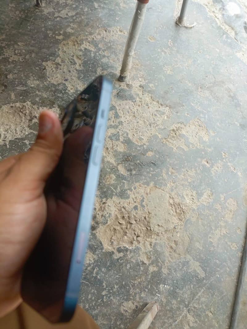 IPhone 13 4