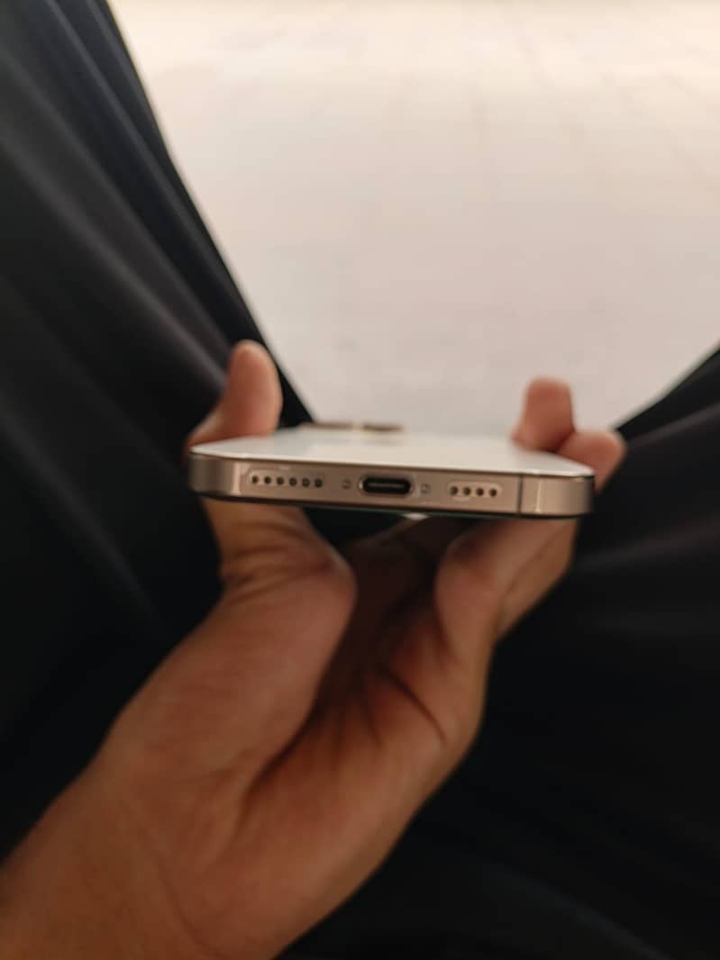 Apple iPhone 16 Pro Max 4