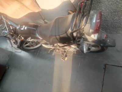 black 2019 gs/se Suzuki 150cc good condition.