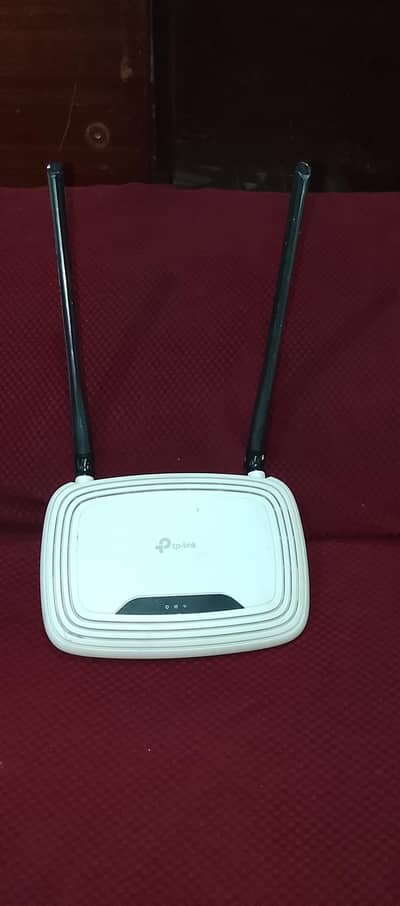 Two antenna router with original charger.