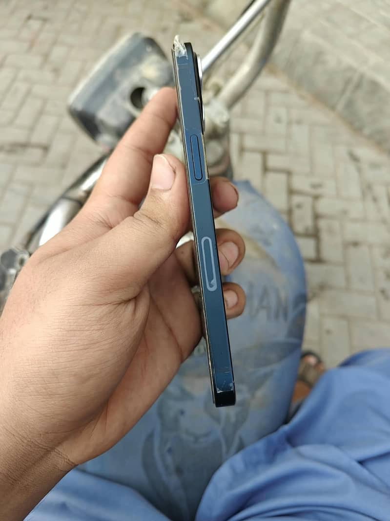 Apple iPhone 13 4