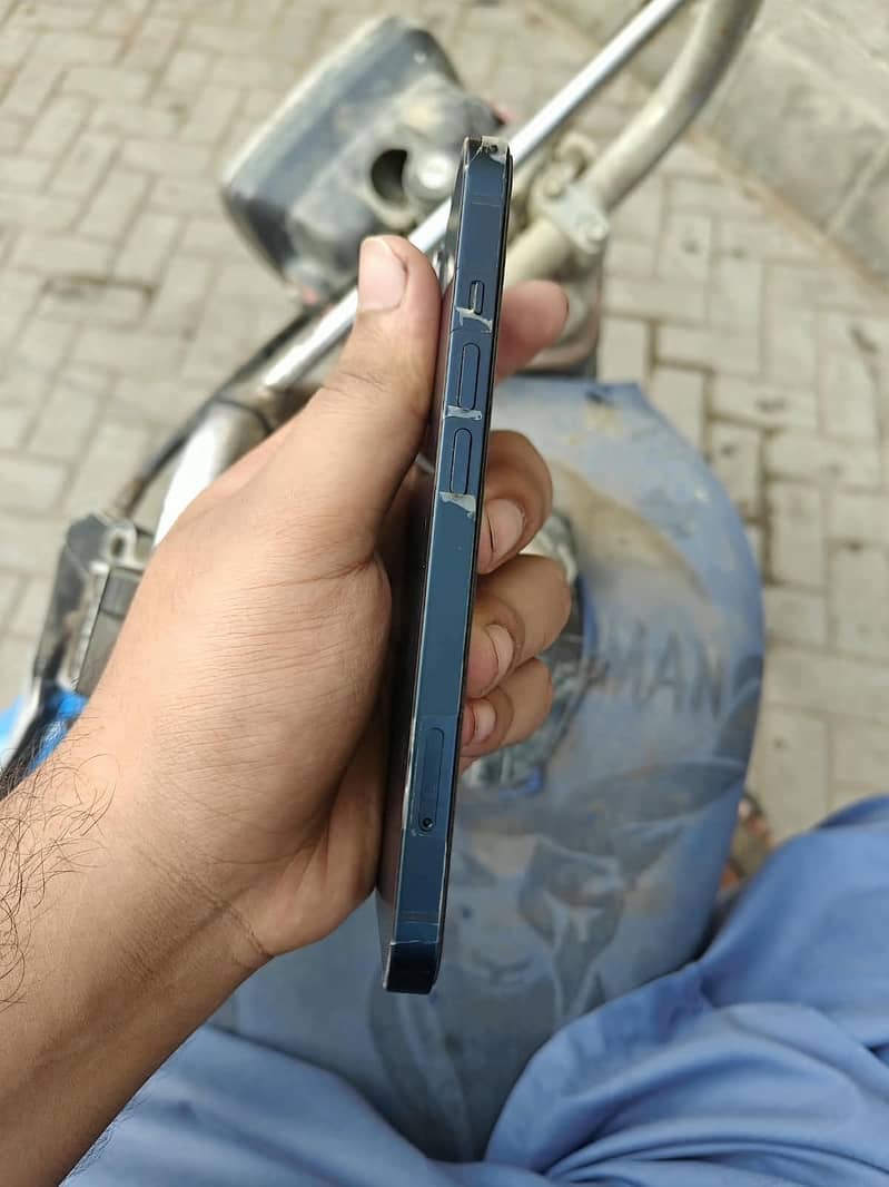 Apple iPhone 13 5