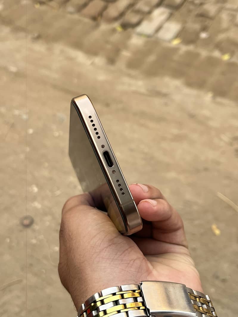Apple iPhone 16 Pro Max 2