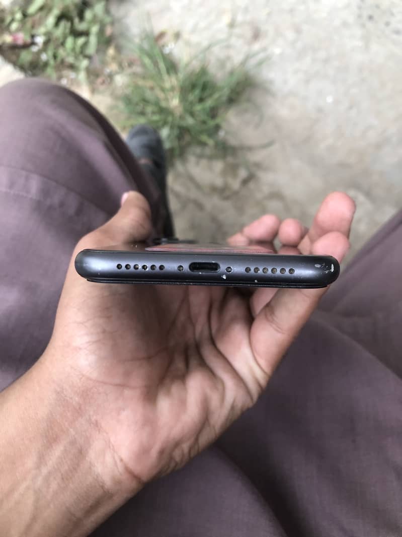 Apple iPhone 11 4