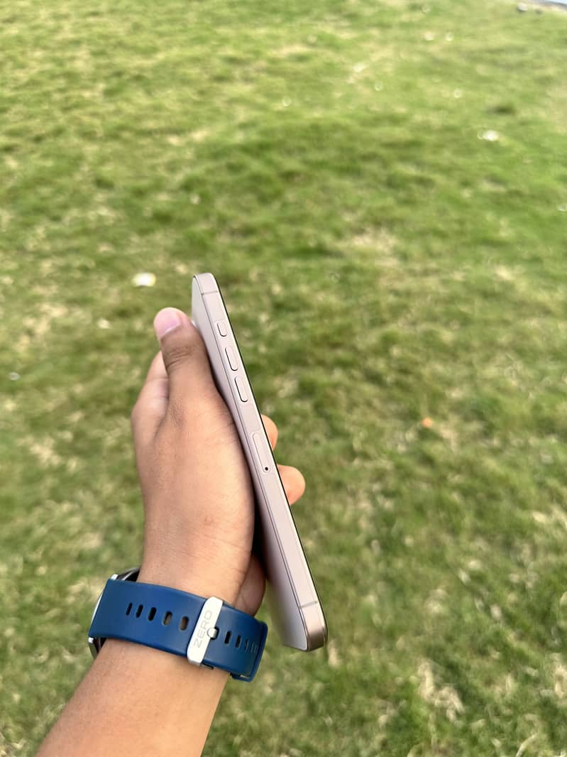 Apple iPhone 16 Pro Max 2