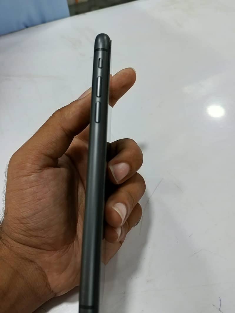 Apple iPhone 11 4