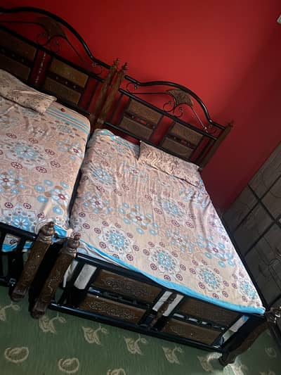 Selling two beds without matress