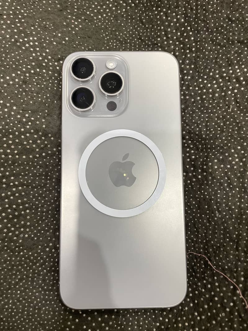 Apple iPhone 15 Pro Max 4