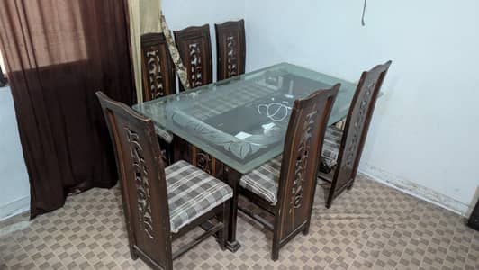Dinning table with 5 Seats in good condition