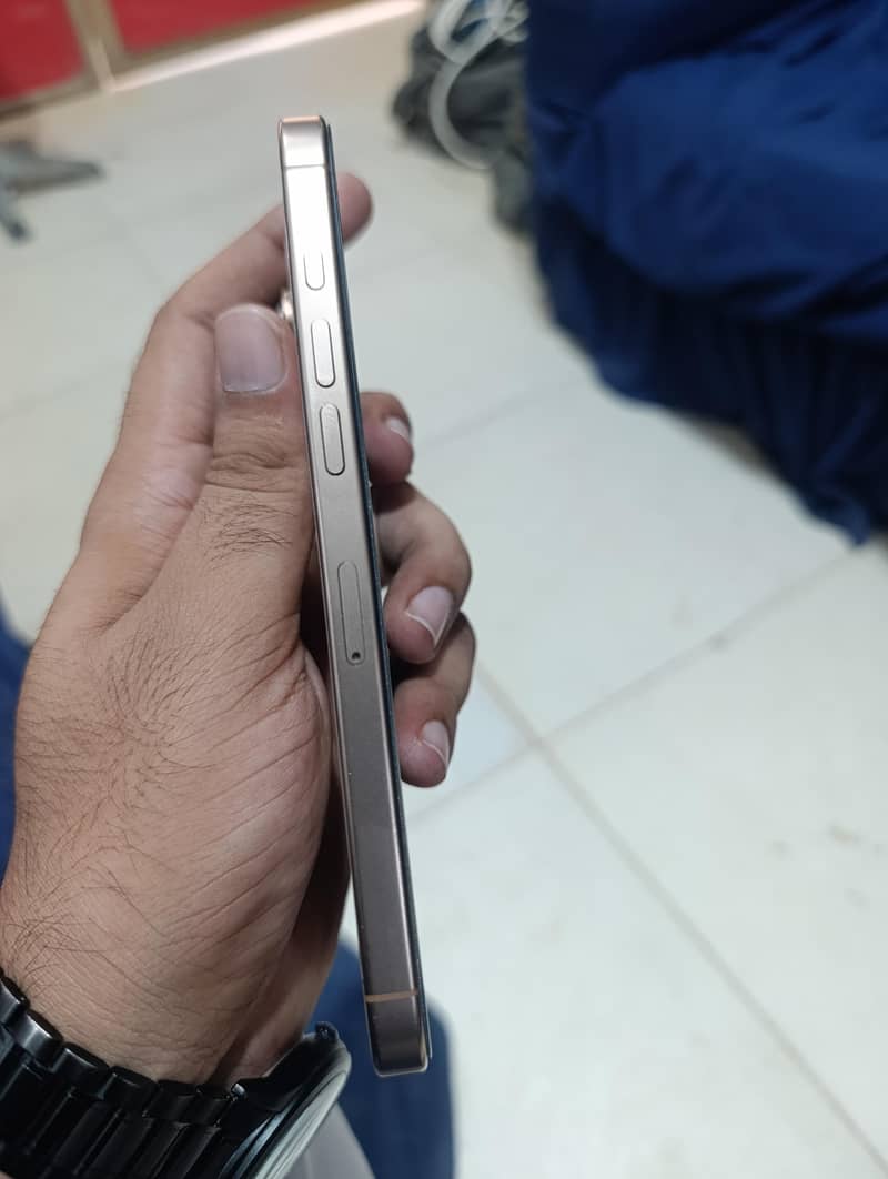 Apple iPhone 16 Pro Max 1