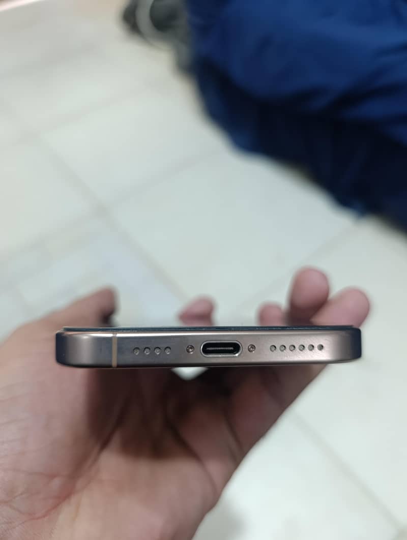 Apple iPhone 16 Pro Max 2