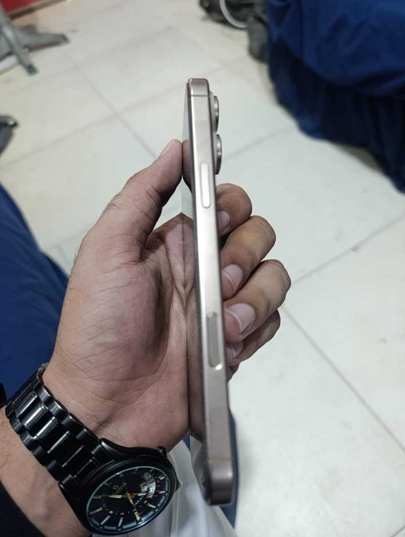 Apple iPhone 16 Pro Max 4