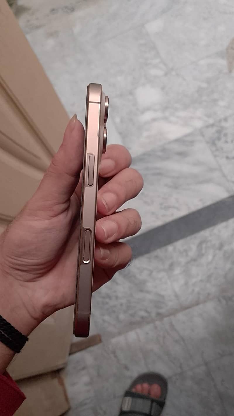 Apple iPhone 16 Pro 1