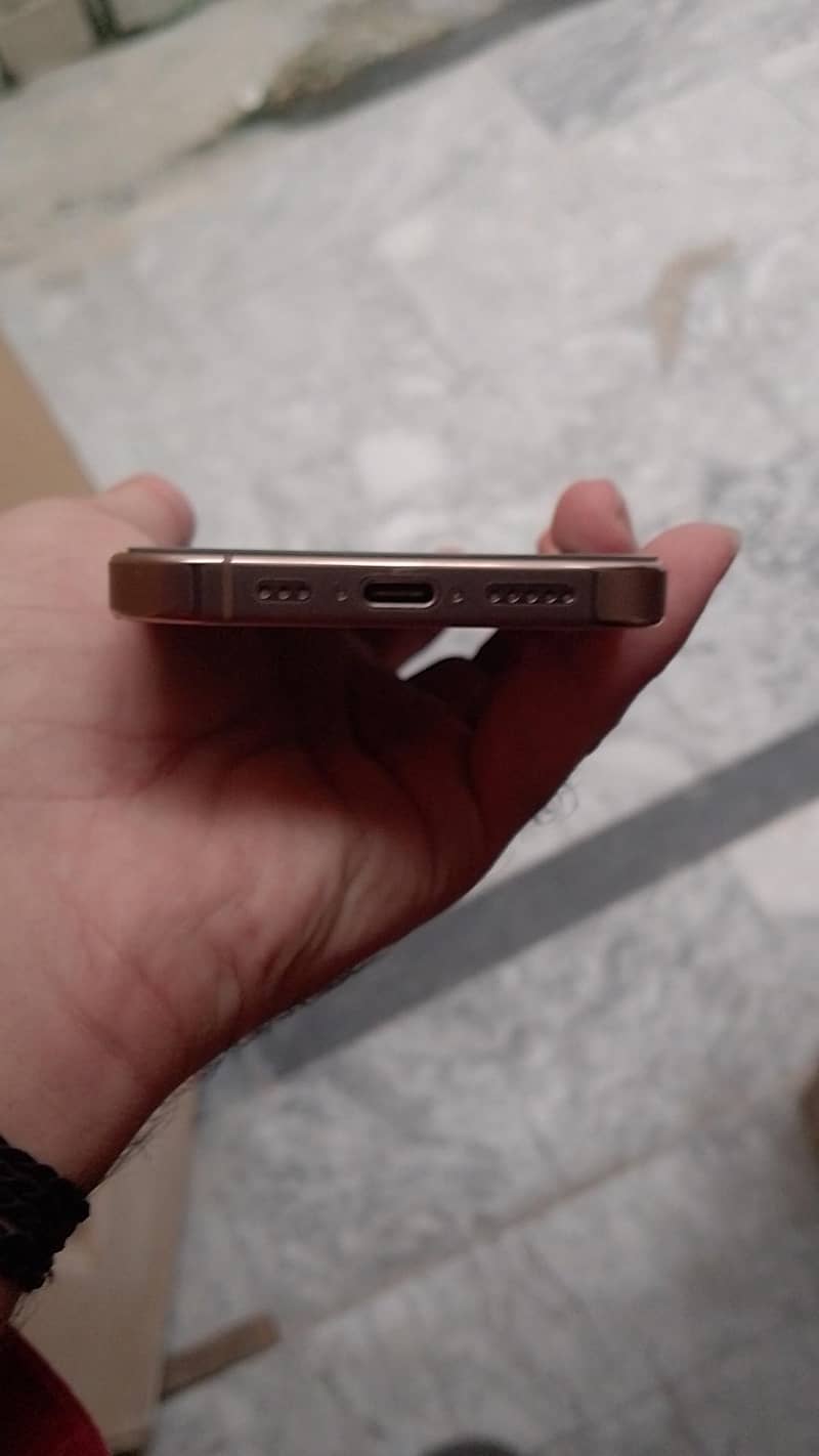 Apple iPhone 16 Pro 4