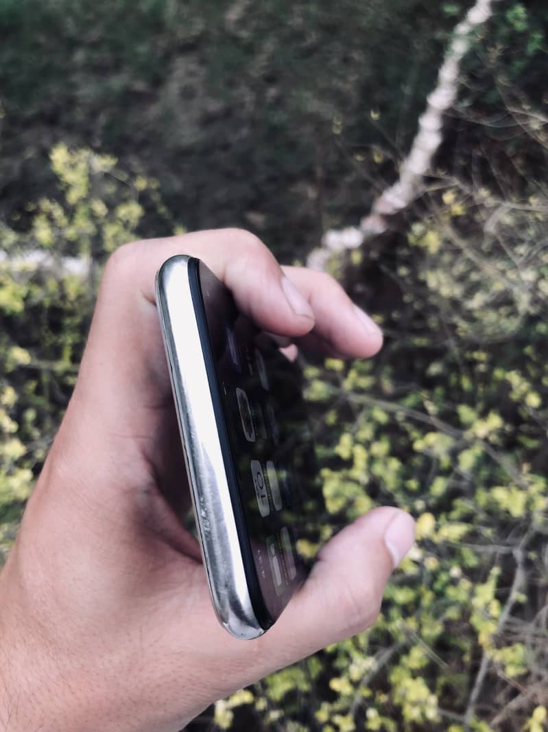 Apple iPhone X 4