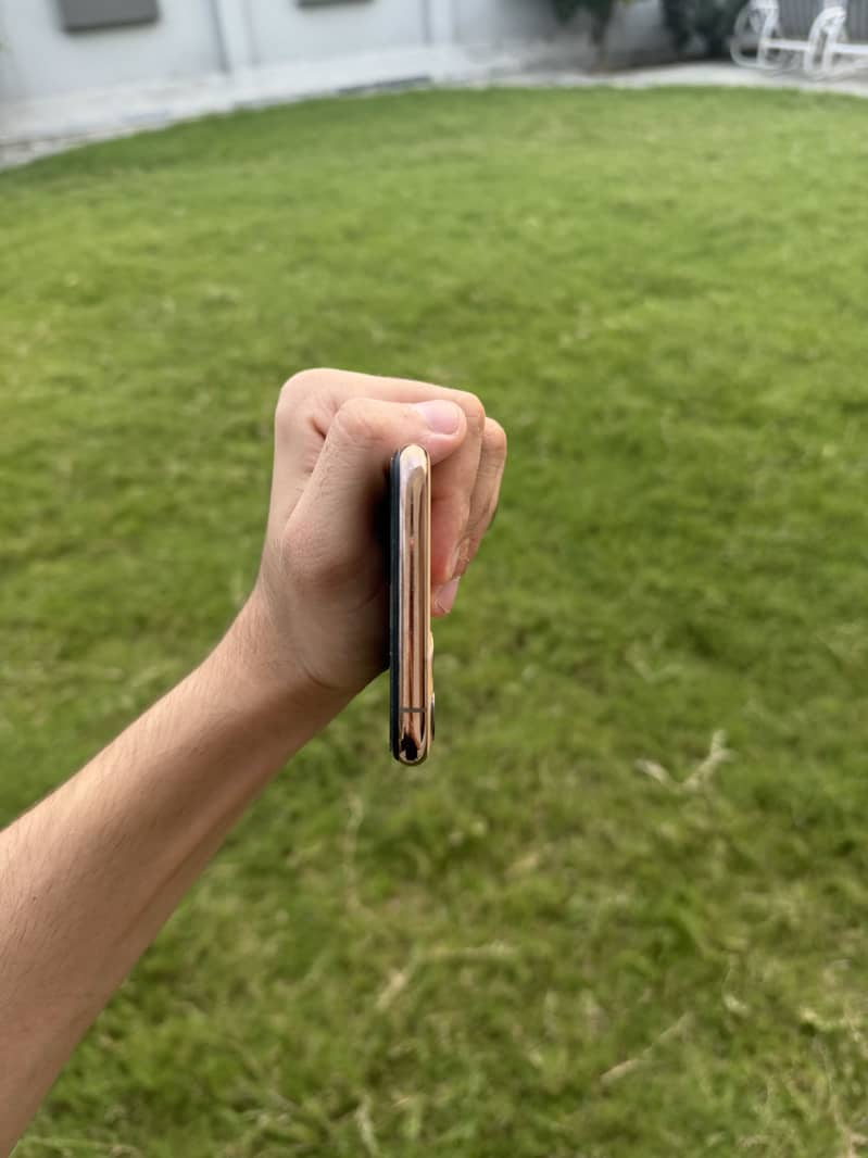 Apple iPhone 11 Pro Max 2