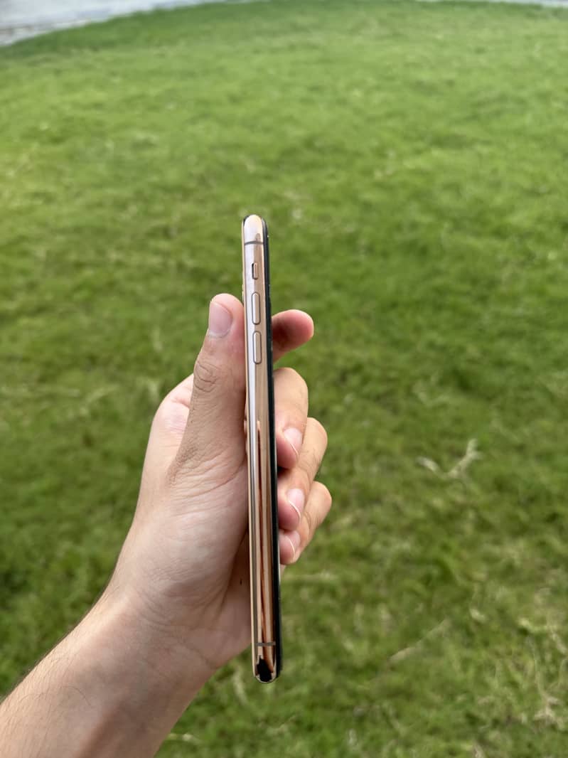 Apple iPhone 11 Pro Max 4