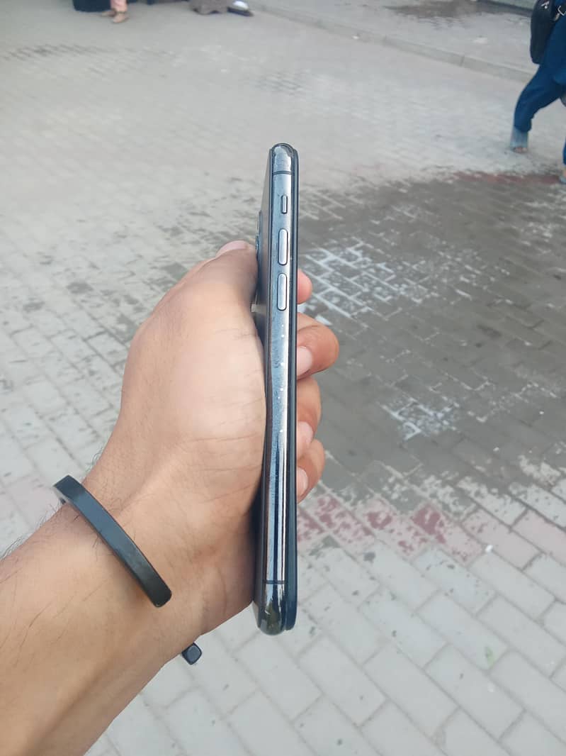 Apple iPhone 11 Pro 2