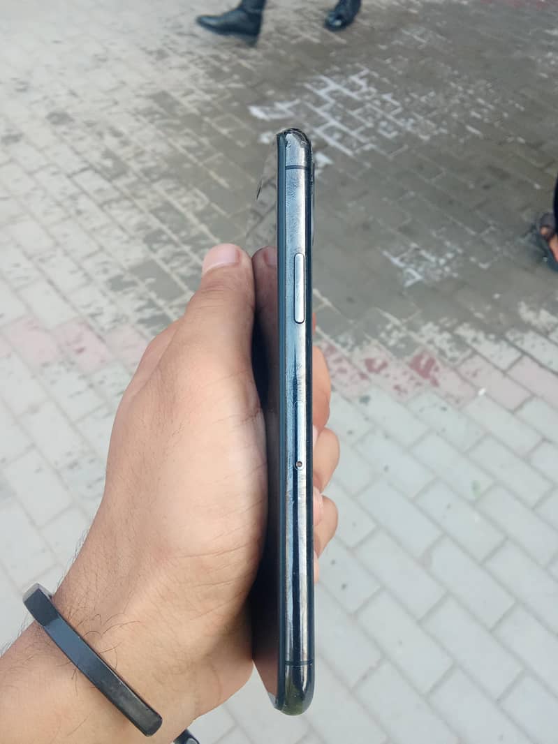 Apple iPhone 11 Pro 4
