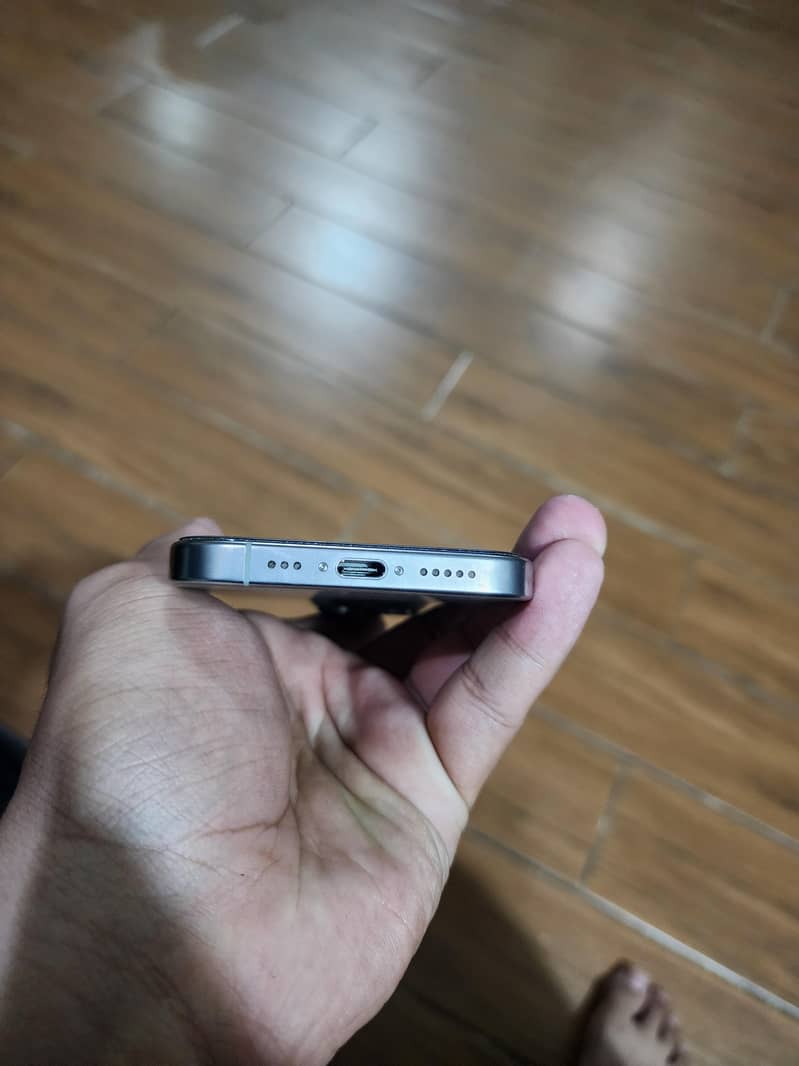 Apple iPhone 16 Pro 3