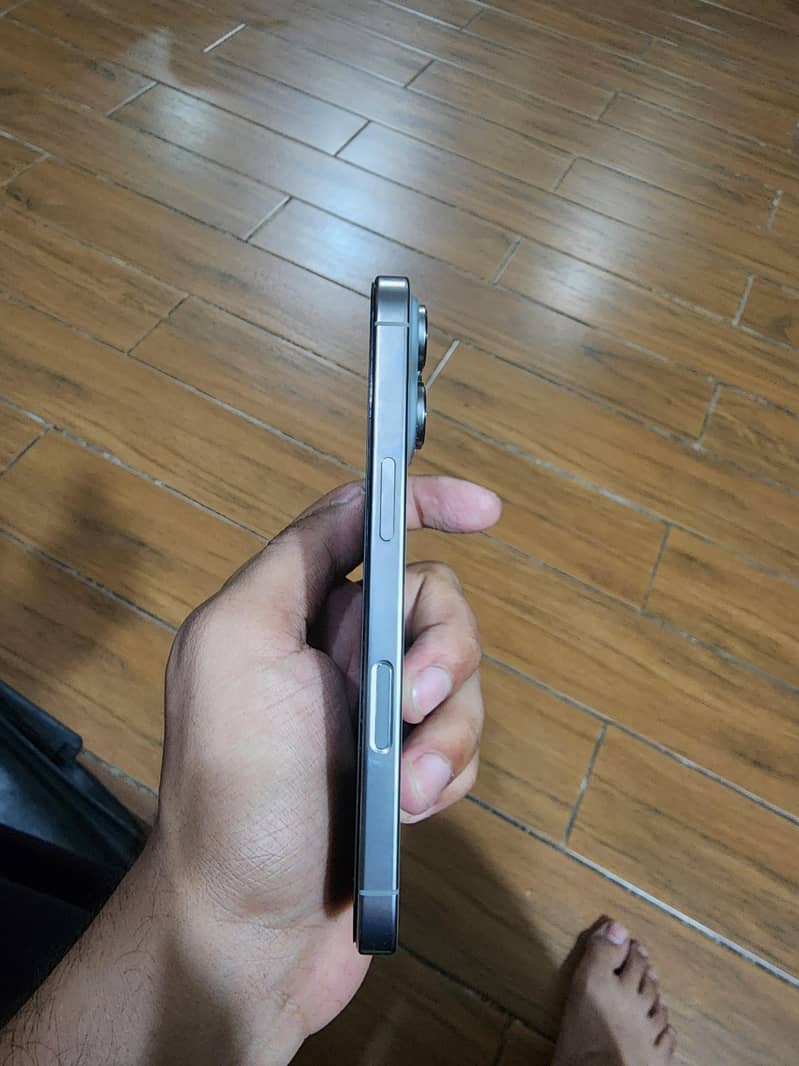 Apple iPhone 16 Pro 4