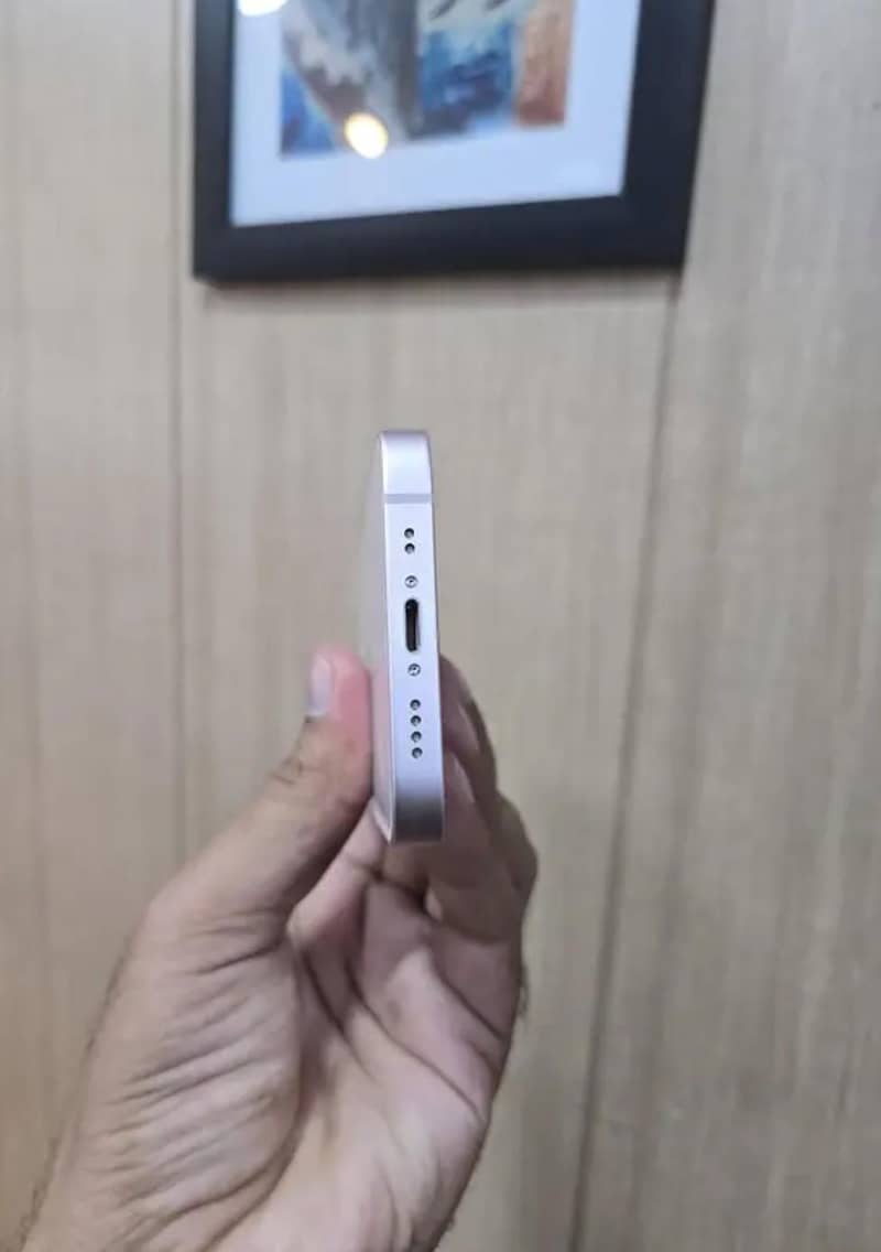 Apple iPhone 13 mini 4
