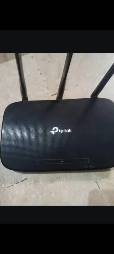 TP-Link 3 Antenna Wi-Fi Router for sale in good condition