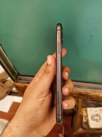 Apple iPhone 11 10/9 condition box charger available one hand use