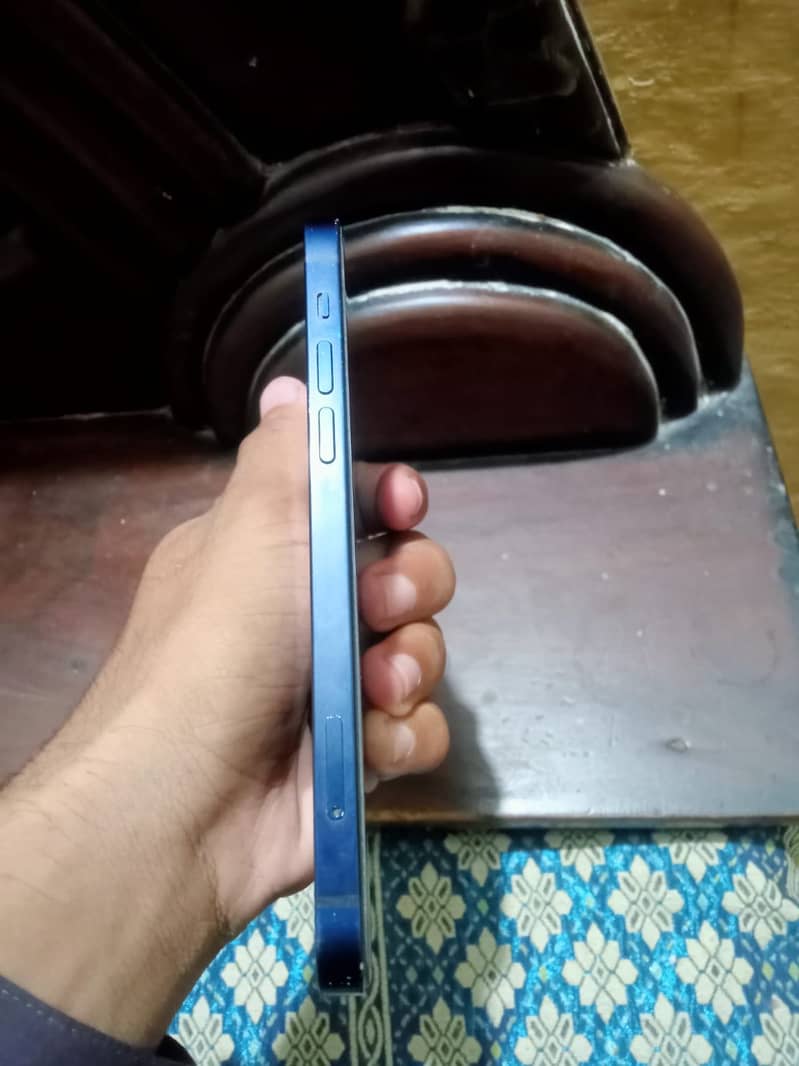 Apple iPhone 12 4