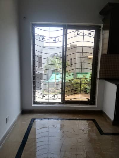 10 Marla Upper Portion For Rent In Umar Block Bahria Town Lahore Corner House, Separate Entrance