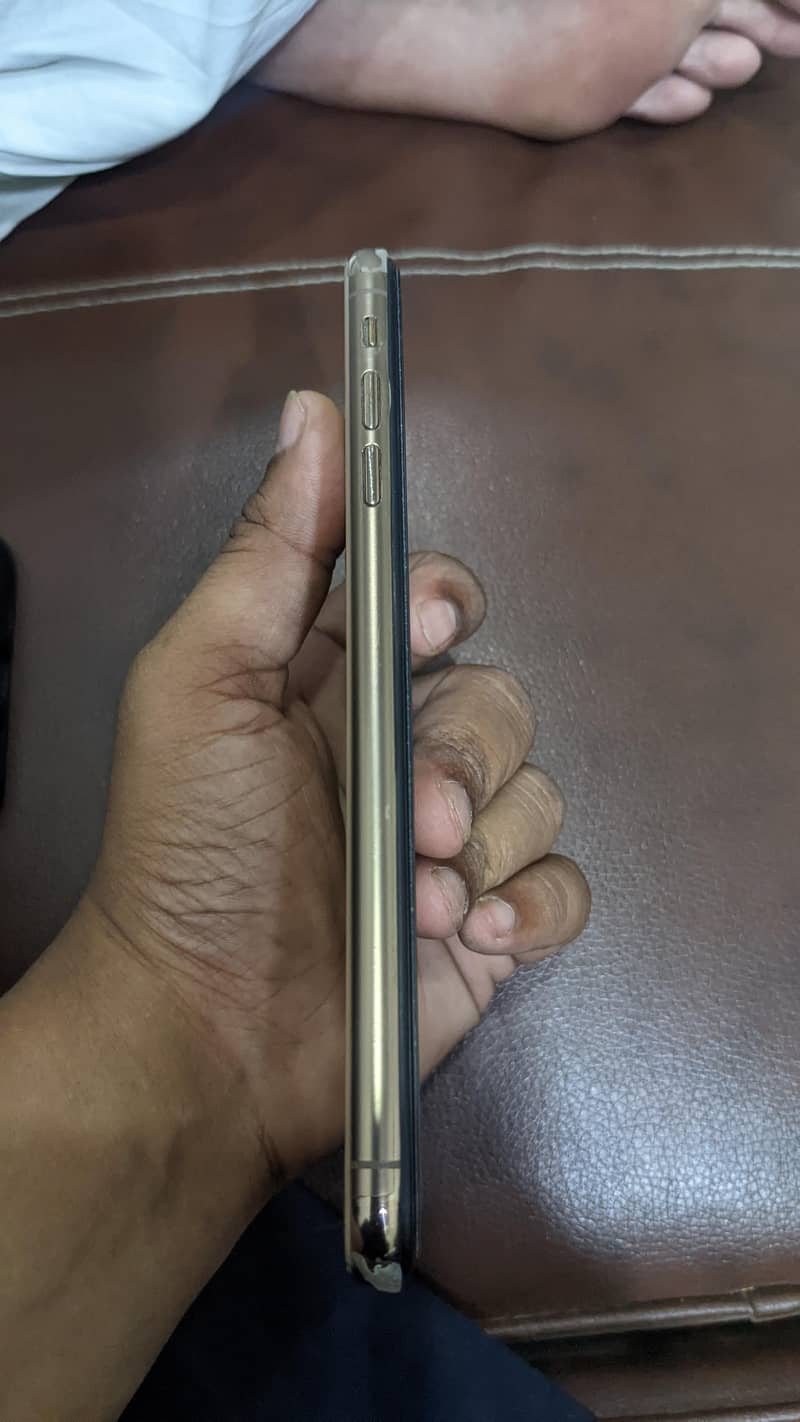 Apple iPhone XS Max 3