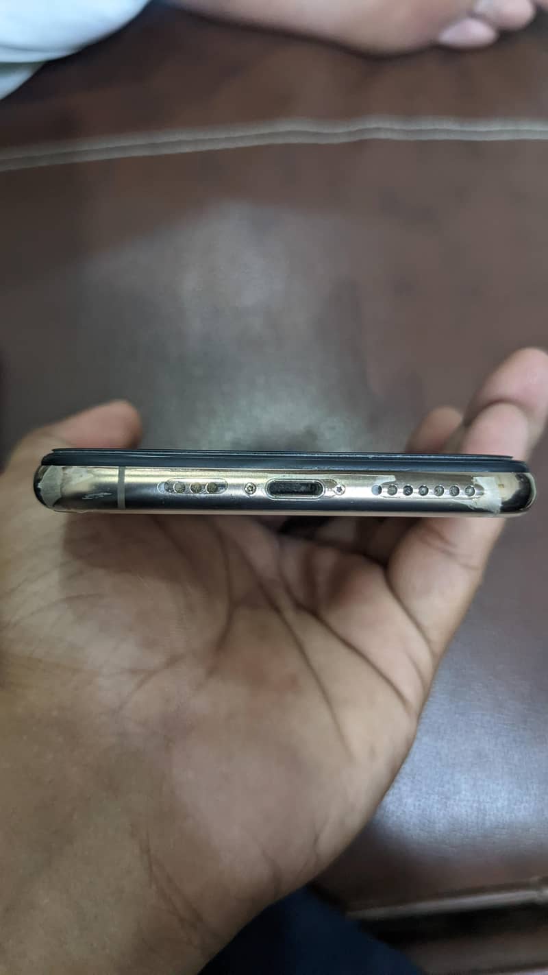 Apple iPhone XS Max 4